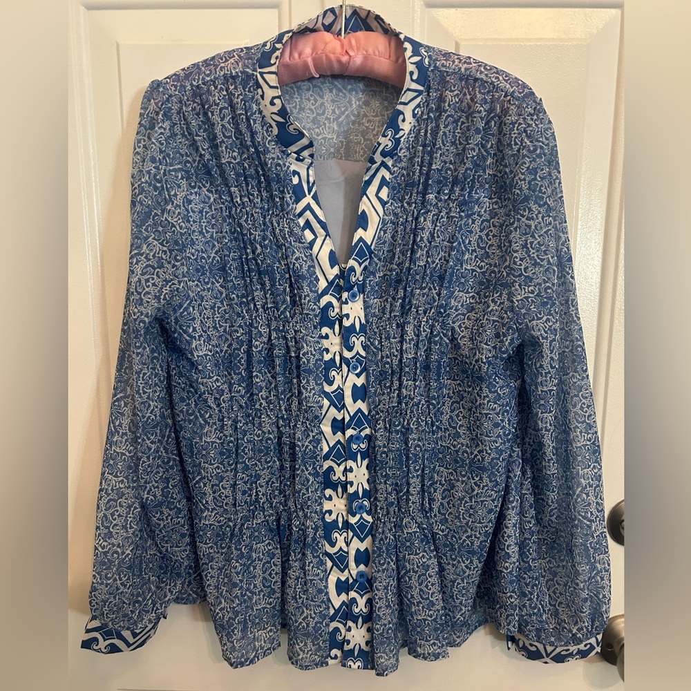3/$30✨EUC💙Gorgeous Blue and White Patterned Blouse💙Large